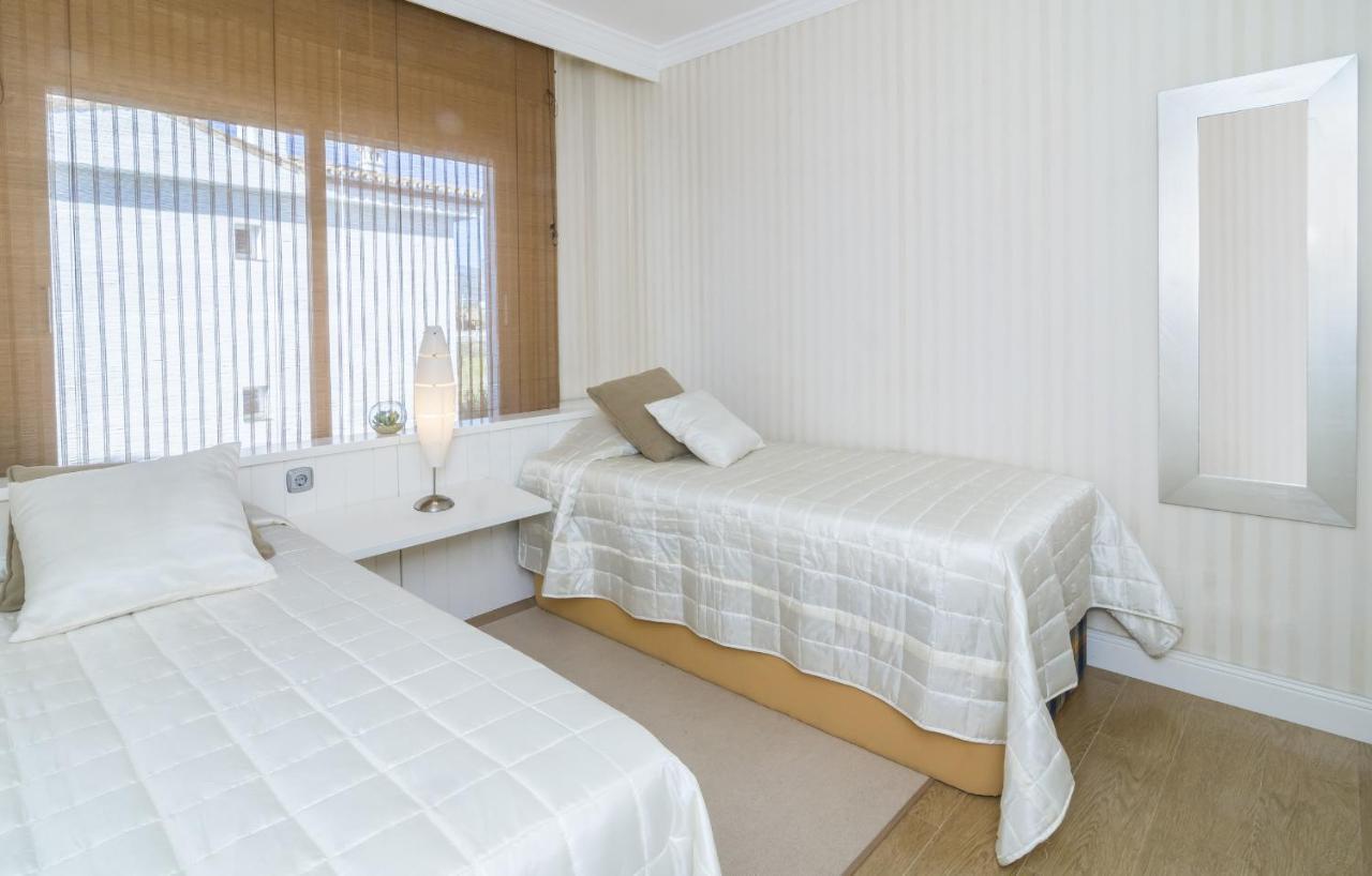 Hb - Comfortable Beachfront Holiday Apartment エステポナ エクステリア 写真
